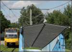 . Stadtbahn und Glasdach - 

Impression der Station  Mühle  in Remseck-Aldingen an der U14. Das Dach schützt den Treppenabgang zur Unterführung. 

25.06.2012 (M)