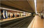 Österreichischer Platz U1, U14 - 

Dieser Bahnhof wurde ebenfalls 1971 eröffnet und wurde in der selben Architektur wie die Bahnhöfe Rathaus und Marienplatz ausgeführt. An beiden Enden gibt es Zugangsgeschoße, die damals noch ohne Blickbeziehung zu den Bahnsteigen angelegt wurden. Es handelt sich rohbaumäßig um reine Zweckbauten. Mit Aufnahme des Stadtbahnbetriebs 1986 wurden die neu eingebauten Hochbahnsteige in Betrieb genommen. Aufzüge gibt es in dieser Station noch nicht. 

17.02.2005 (M)