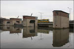 An der Staustufe -    Die Stadtbahntrasse der Stuttgarter Linie U14 führt zwischen Hofen und Mühlhausen im Bereich der Staustufe und Schleuse auf der Hofener Brücke über den