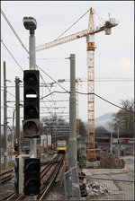 . Mit der Stadtbahn durch die Baustelle -

Am oberen Ende der Rosenstein-Straßentunnelbaustelle musste für die Stadtbahn wie auch am unteren Portal Provisorien angelegt werden. Hier oben fährt die Linie U13 auf einer eingleisigen Trasse zwischen den beiden zukünftigen Tunnelrampen der Bundesstraße 10.

Stuttgart, 19.02.2017 (M)