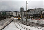 Auch nur provisorisch -

...ist der im Vordergrund liegende Abschnitt der Neubaustrecke für die U12 von der Nordbahnhofstraße in Richtung Hauptbahnhof. Da die Logistikstraße für Stuttgart 21 (im Bild links) auf der eigentlich geplanten, im sanften Bogen verlaufenden Stadtbahntrasse liegt musste für die Bauzeit des neuen Bahnhofes eine vorläufige Trasse für die Stadtbahn gebaut werden. Darunter liegt übrigens ein schon vorab in offener Bauweise gebautes Teilstück des zu verlängernden S-Bahntunnels. Die Stadtbahn verläuft im Hintergrund dann über ein Brückenbauwerk mit der Haltestelle Budapester Platz und verschwindet danach im Tunnel.

Das Bild wurde von einem die Baustelle querende Fuß- und Radweg gemacht.

05.03.2016 (M)