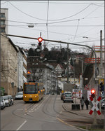 . Einstellung geplant -

Nach Fertigstellung der Neubaustrecke durch das Neubaugebiet am Hauptbahnhof wird dieser straßenbahnmäßige Streckenabschnitt durch die Friedhofstraße eingestellt. Die U12 wird dann eine direkte Strecke vom Hauptbahnhof in die Nordbahnhofstraße befahren. Nachteil ist die schlechtere Erreichbarkeit des großen Rosensteinfriedhofes. Jetzt hält die U12 noch direkt vor einem seiner wichtigsten Eingängen.

05.03.2017 (M)