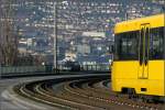 . Talwärts, der Innenstadt entgegen - 

Ein moderner Triebwagen in der aussichtsreichen Pischekstraße. 

29.12.2007 (J)