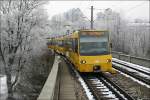 . Gelb im Weißgrau -

Ein Stadtbahnzug der Linie U6 erreicht die Haltestelle Feuerbach Sportpark. 

03.02.2006 (M)