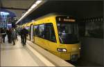 Stuttgarts Neue -     Der neue Stuttgarter Stadtbahnwagen konnte heute in der Haltestelle  Killesberg  von den zukünftigen Fahrgästen in Augenschein genommen werden.