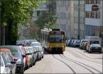 Auf welliger Trasse an parkenden Autos vorbei -     Stadtbahn der Linie U15 in der Friedhofstraße am Stuttgarter Pragfriedhof.