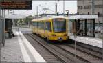 Zwei Notschüsse - 

Überraschend kam hier ein neuer Stadtbahnwagen der zwölften Bauserie vom Typ Stadler Tango als Fahrschulwagen angefahren. Es gelang noch diesen Nachschuss zu machen. Stuttgart-Feuerbach, Haltestelle Borsigstraße. 

25.07.2013 (M)