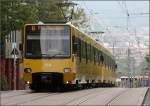 . Spaziergang entlang der Nordbahnhof- und Friedhofstraße, Teil III -

14:59: Ein Stadtbahn-Doppelzug auf Betriebsfahrt in Richtung Norden in der Nordbahnhofstraße. Im Hintergrund kann man in der Haltestelle Milchhof gerade noch die Begegnung zwei Züge der neuesten Generation erkennen, (rechts die U6 der vorangegangen drei Bildern, links die U7 der drei folgenden Aufnahmen).

08.09.2014 (M)