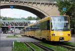 . Spaziergang entlang der Nordbahnhof- und Friedhofstraße, Teil I -

Vom 23. August bis 14 September wurden die Bahnen der Linie U6 und U7 über die Nordbahnhofstraße und die Friedhofstraße umgeleitet. Da dieser Streckenabschnitt sehr fotogen ist und auch durch die Neigungswechsel und Bogen in diesem Abschnitt gerade bei längeren Züge spannend sind nutzt ich die Gelelgenheit, dies mit der Kamera festzuhalten. Die Linie U12 wurde in diesem Zeitraum mit der Linie U15-Nord nach Stammheim verknüpft, so waren nur die Züge der U6 und U7 unterwegs. 

14:48: Nachschuss auf eine Bahn der Linie U7, deren Zugzielanzeige nicht richtig funktionierte. Vorne war ohne Linienangabe Ostfildern angezeigt obwohl Mönchfeld korrekt gewesen wäre, während hinten nur U7 zu sehen war.
Der Zug fährt soeben in die Haltestelle Nordbahnhof ein. Darüber die Bogenbrücke der Gäubahn.

08.09.2014 (M)