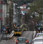 Ein Zug klettert den Berg hoch ...

und kann kurz in der Ebene des Eugenplatzes verschnaufen bevor die nächste Steigung kommt.

Lange habe ich darauf gewartet die Stadtbahn-Langzüge an dieser Stelle fotografieren zu können. Im Regelbetrieb sind hier nur Kurzzüge der Linie U15 unterwegs. Nur bei Störungen werden die U7-Langzüge über diese Strecke umgeleitet. Diese fahren dann ohne Halt von der Innenstadt bis Sillenbuch durch, da die Bahnsteige keine für diese Züge geeignete Länge haben. Gestern gab es einen Kabelbrand im Weinsteigetunnel, der das Hauptstromkabel beschädigte und über den ganzen Tag war dort kein Stadtbahnbetrieb möglich. Als ich dann an diesem Streckenabschnitt ankam, gab es zunächst eine Enttäuschung, da durch einen Oberleitungsschaden am Beginn der Steigungsstrecke auch auf dieser Strecke kein Verkehr mehr möglich war. Also übte ich mich in Geduld und nach einiger Zeit fuhren hier die Bahnen wieder.

02.12.2015 (Matthias)