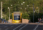 . Der Sonne entgegen -

Den Fahrer scheint die Sonne doch etwas zu blenden. Stadler Tango-Stadtbahnwagen auf der Linie U12 in der Friedhofstraße.

28.05.2016 (M)