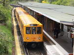 Diese U-Bahn vom Typ A3L92 mit der Nummer 725 steht t am 16. April 2017 im U-Bahnhof Podbielskiallee  auf der Linie U3 zur Weiterfahrt zum  Nollendorfplatz.