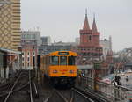 Nummer 605 der BVG verlässt als U1 (Warschauerstraße - Uhlandstraße) ihren Startbahnhof und wird gleich die Oberbaumbrücke befahren.