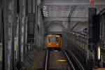 Achterbahnfahren mit der U1. -
Ein bisschen wie eine Achterbahn wirkt hier die Tunnelausfahrt der Linie U1(Uhlandstraße - Warschauerstraße) an der Haltestelle Gleisdreieck.

Berlin Gleisdreieck, 14. Dezember 2016