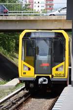 BERLIN, 20.06.2017, Wagen 5045-6 der U-Bahn Berlin nach Alexanderplatz bei der Einfahrt in den U-Bahnhof Kienberg/Gärten der Welt (vormals Neue Grottkauer Straße)