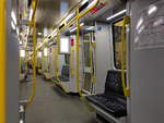 Blick in den Innenraum eines U-Bahnwagens der Baureihe IK der Berliner U-Bahn. Es fallen vor allem die zahlreichen LCD-Monitore auf. In einem neuen Update zeigen sie jetzt in gut lesbarer Schrift hilfreiche Infos für die Fahrgäste an. Foto: Im Herbst 2018 auf der Linie U2