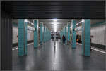 Blaue Stützen -

U-Bahnhof Tierpark in Berlin. Durch seine hohe Decke hat der U-Bahnhof eine gute Raumwirkung. Es ist der einzige unterirdische Bahnhof in Berlin der zu DDR-Zeiten gebaut wurde. Er ging 1973 in Betrieb. 1988 und 89 wurde die U5 auf weitgehend oberirdischer Trasse bis Hellerdorf verlängert, als kurz vor dem Ende der DDR.

20.08.2019 (M)