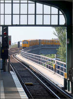 Ein Standort, ein Zug, drei Bilder -    Der U-Bahnzug hat die Station Gleisdreieck verlassen und fährt auf der Hochbahnstrecke in Richtung Station Bülowstraße.