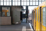 Ein Standort, ein Zug, drei Bilder -    Der U-Bahnzug steht in der Station Gleisdreieck.