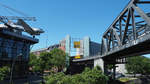 Vom  Anhalter Steg  aus Richtung Gleisdreieck fotografiert kann man 2 Berliner Sympathieträger aufs Bild bannen: Den  Rosinenbomber  vom Deutschen Technikmuseum und die BVG. Naja, und die U-Bahn (Linie 1 & 3) gibts gratis dazu ;-)

Berlin, der 01.06.2020
