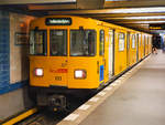 Berlin U4 Zug 611 zum Nollendorfplatz am Bayerischen Platz, 26.07.2020.