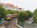 Am 3. Juli 2021 fuhr auf einem Kurs die seinerzeit neu folierte U-Bahn Formation  1052 & 1057  im Regenbogen-Design (wegen des CSD und  Pride Months ) auf der U2 durch Berlin.

Hier kommt sie aus Pankow auf dem Weg nach Ruhleben, kurz vor der Einfahrt in den Bahnhof  Eberswalder Straße .

Berlin, der 03.07.2021