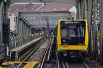 Triebzug 1044 verlässt die Station Gleisdreieck in Richtung Kurfürstenstraße.

Berlin 15.07.2020