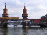 Ein U-Bahnzug der Linie 1 hat soeben den Bhf. Warschauer Strasse verlassen und berquert auf der gleichnamigen Brcke die Spree in
Ri. Schlesisches Tor.