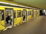 Neuer, Moderner U-Bahn-KLEINprofilzug, hier am 13.