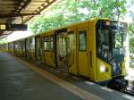 U-Bahnlinie 2 von Berlin Ruhleben nach Berlin Pankow ber Berlin Zoologischer Garten, Berlin Alexanderplatz und Berlin Schnhauser Allee. Aufgenommen am 07.06.2008, am Bahnhof Berlin Ruhleben, U-Bahntyp Hk - Kleinprofil.