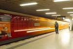 Einfahrende U-Bahn in den Bahnhof Berliner Str in Berlin.