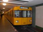 Berlin: Die U7 nach S+U Bahnhof Rathaus Spandau im U-Bahnhof Gneisenaustrae.