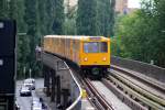 BERLIN, 28.07.2009, U1 nach Warschauer Straße bei der Einfahrt in den U-Bahnhof Kottbusser Tor