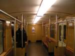 Im Innenraum des U-Bahnwagen Typ E III 5. Durch die Warnlichter ber den Tren ist es nochmal sehr deutlich das es frher ein ex S-Bahn-ET 165 611 war.(Berlin 18.12.2005)