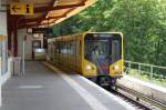 Kleinprofilzug(Typ HK)der Linie U2 bei der Einfahrt in den Endbahnhof Ruhleben.19.06.12
