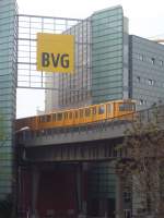 U-Bahn Linie 2 am Gleisdreieck.