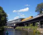 Am 24.08.2013 fhrt eine U-Bahn aus dem Bahnhof Mckernbrcke aus.