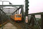 Tw 949 (A3 64) der U-Bahn-Linie 1 verlässt im Januar 1981 den Bahnhof Gleisdreieck in Richtung Ruhleben