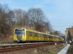 Eine U-Bahn nach Alexanderplatz ist gerade aus Biesdorf Süd ausgefahren.