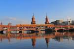 U-Bahn Zug der Linie U1 auf der Oberbaumbrücke in Richtung Warschauer Straße am 09.03.2015.