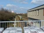 U-Bahnhof Kienberg - Gärten der Welt. Nein, bis Dezember 2016 handelt es sich noch um den U-Bahnhof Neue Grottkauer Straße, doch es wird schon kräftig gebaut, um den Besuchern der IGA im Jahre 2017 einen modernen Bahnhof mit erneuertem Dach und Fahrstuhl bieten zu können. Hier wird man in eine Seilbahn umsteigen können, die bis zu 3000 Fahrgäste in der Stunde zum Kienberg auf dem IGA-Gelände transportiert. Ein weiterer Ein- und Ausstieg befindet sich dann am Blumberger Damm. Das Hochhaus im Hintergrund habe ich vor einigen Jahren schonmal fotografiert, damals strahlte es den Charme vergangener DDR-Zeiten aus: http://www.bahnbilder.de/bild/Deutschland~Stadtbahnen+und+U-Bahnen~U-Bahn+Berlin/336328/u5-in-hellersdorf-nahe-der-louis-lewin-strasse.html 
19.3.2016