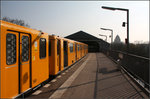 Wie leer gefegt -    U-Bahnhof Hallesches Tor an der Berliner Kleinprofillinie U1.