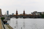 Leider hatten wir in Berlin schlechtes Wetter, auch als wir an der Spree verweilten und einen Blick auf die Oberbaumbrücke werfen konnte. Eine U-Bahn der Linie 1 ist von  Ost  nach  West  Berlin unterwegs. 18.05.2016