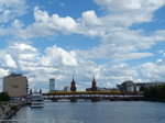 Die Oberbaumbrücke in Berlin verbindet die Stadtteile Friedrichshain und Kreuzberg.