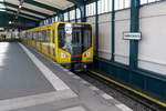 Ein U-Bahn-Triebwagen des Typ HK 06 auf der Linie U 2 von Ruhleben nach Pankow am 18.06.2017 im Bahnhof Gleisdreieck.