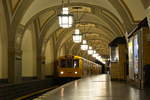 Triebzug 731 der Baureihe A3E Baujahre 1960 bis 1994 wartet in der am 12.Oktober 1913 eröffneten U-Bahn Station Heidelberger Platz auf Abfahrt. Da die Tunnelstrecke hier den Einschnitt der Ringbahn unterqueren musste, lag das Profil doppelt so tief wie beim Bau anderer U-Bahnhöfe. Das ermöglichte die hohen Deckengewölbe, die dem Bahnhof eine grandiose Raumwirkung geben. Gesteigert wird der Eindruck noch durch seine gekrümmte Lage.

Die Stadt Wilmersdorf als Bauherr der Bahn war bestrebt, mit der U-Bahn ihren Wohlstand auszudrücken, und veranlasste, dass alle Stationen auf dem Stadtgebiet keine stählernen, sondern steinerne Stützen aufweisen sollten. Die Bahnhöfe selbst unterscheiden sich grundsätzlich voneinander und beziehen sich nicht auf gleichwertige Merkmale wie Form und Ausstattung.

Im Falle des U-Bahnhofs Heidelberger Platz entwarf der zuständige Architekt Wilhelm Leitgebel einen Bahnhof, der einer Kathedrale ähnelt. Der Mittelbahnsteig wird zu beiden Enden von Vorhallen abgeschlossen, an die sich die Ausgänge anschließen. Die Decke des Bahnsteigs wurde als Kreuzgratgewölbe angelegt, was nur durch die besondere Tieflage ermöglicht wurde. Sämtliche Verkleidungen sind aus Stein sowie zum Teil aus Fliesen. 

Berlin Wilmersdorf 03.01.2018 


Seite „Bahnhof Berlin Heidelberger Platz“. In: Wikipedia, Die freie Enzyklopädie. Bearbeitungsstand: 6. November 2017, 21:17 UTC. URL: https://de.wikipedia.org/w/index.php?title=Bahnhof_Berlin_Heidelberger_Platz&oldid=170736034