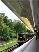 Spiegelndes Bahnsteigdach -    Oberirdischer U-Bahnhof Kienberg (Gärten der Welt) an der U5 im Berliner Bezirk Marzahn-Hellersdorf.