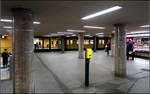 Auf dem Weg zur U-Bahn -

Ein alltäglicher Einblick in die U-Bahnstation Zoologischer Garten der Linie U2. Diese Station liegt wie viele frühen U-Bahnhöfe in Berlin direkt unter der Straßenoberfläche. Um auf das Gegengleis zu kommen muss man die Gleise unterqueren (links der Abgang) oder schon oben die Straßenseite wechseln. Ein Stockwerk tiefer kreuzt die Linie U9.

21.08.2019 (M)
