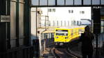 Am sonnigen 08.02.2020 machen auch Touristen von der  ollen U-Bahn  Bilder, wie hier bei der Einfahrt eines Zuges der Baureihe GI/1E auf der Linie U2 in den Bahnhof  Gleisdreieck .