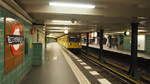 . Einblick und Einfahrt
Der U-Bahnhof  Wittenbergplatz , hier mit Blick über den Bahnsteig I und hinter den Säulen Bahnsteig II. Einfahrt auf der U2 hat ein Wagen der Baureihe GI/1E.
Die Bahnsteigaufsicht ist unbesetzt.
Der Bahnhof bekam zum 50. Geburtstag der Berliner U-Bahn am 18. Februar 1952 ein U-Bahn-Schild in Anlehnung an London spendiert.

Berlin, der 08.02.2020